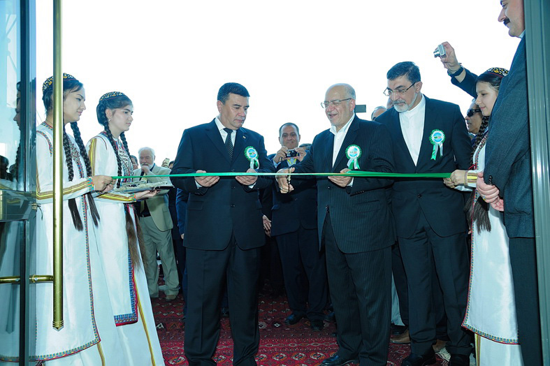 بازدید وزیر صنعت از غرفه عقاب افشان در نمایشگاه ترکمنستان
