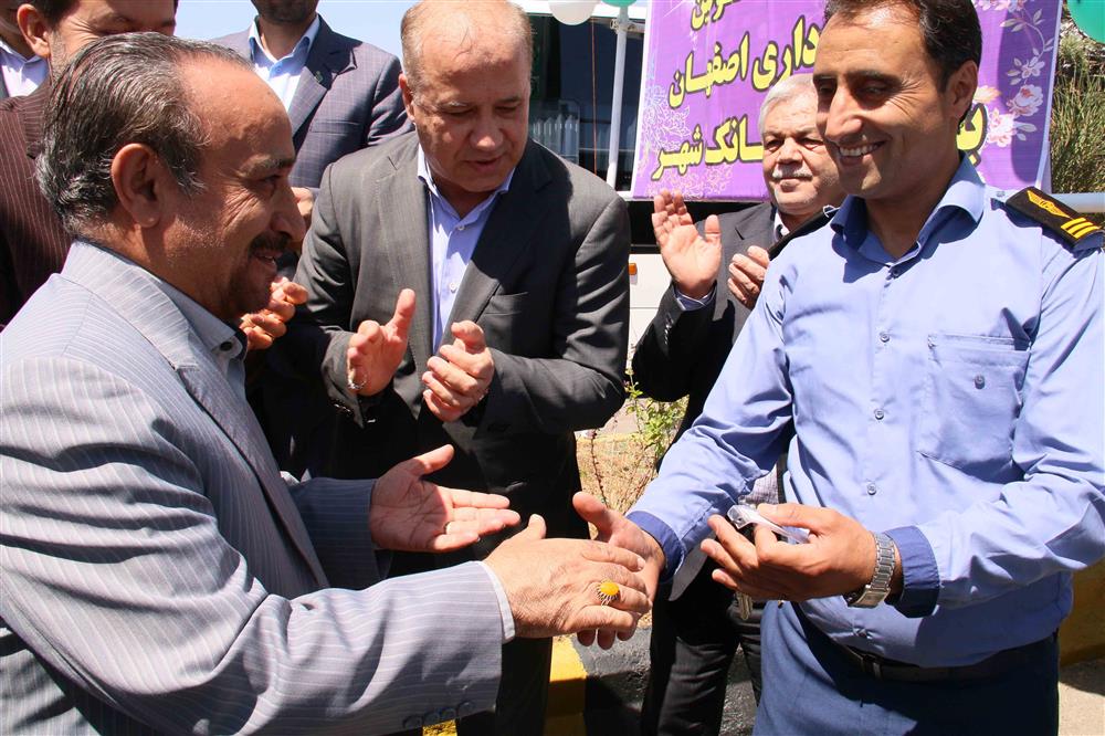 تحویل 137 دستگاه اتوبوس شهری به شهرداری اصفهان